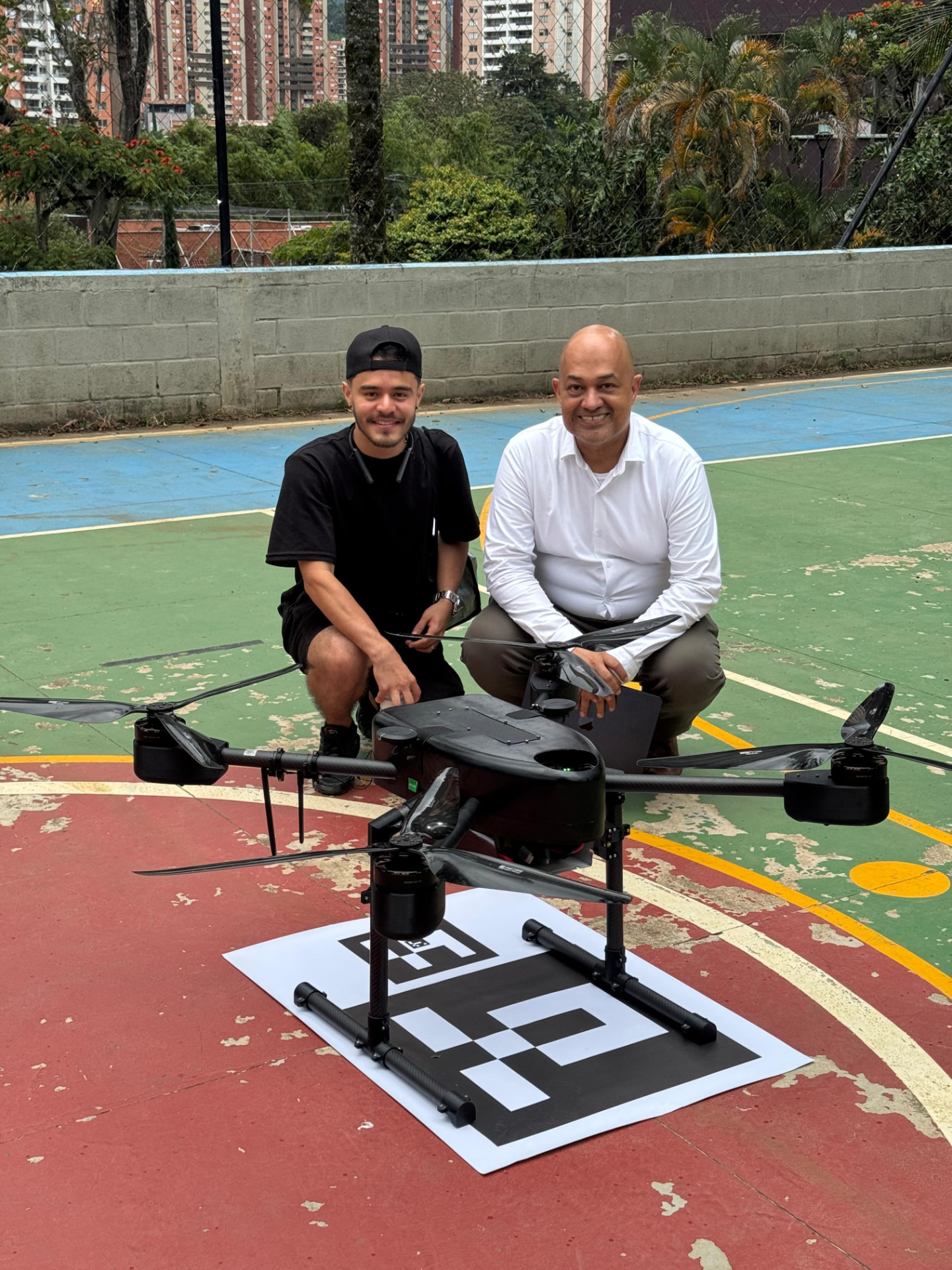 Dron de carga con el equipo