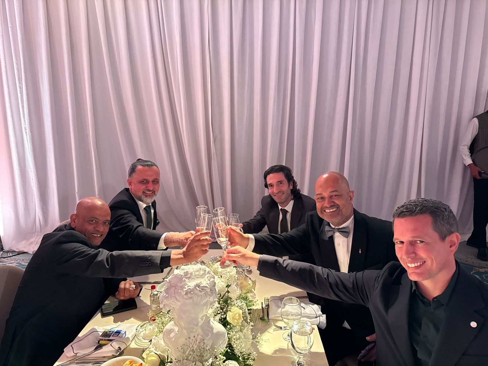 Brindis en cena de gala