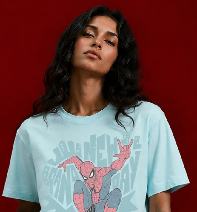 Modelo vistiendo una camiseta de Spider-Man de Máscara de Látex