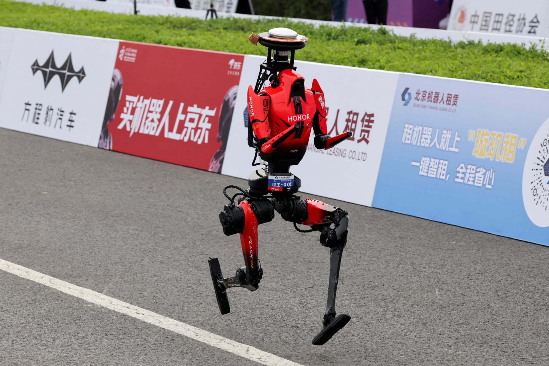 Un robot chino corrió los 100 metros en 9,32 segundos: por qué eso importa más que el récord